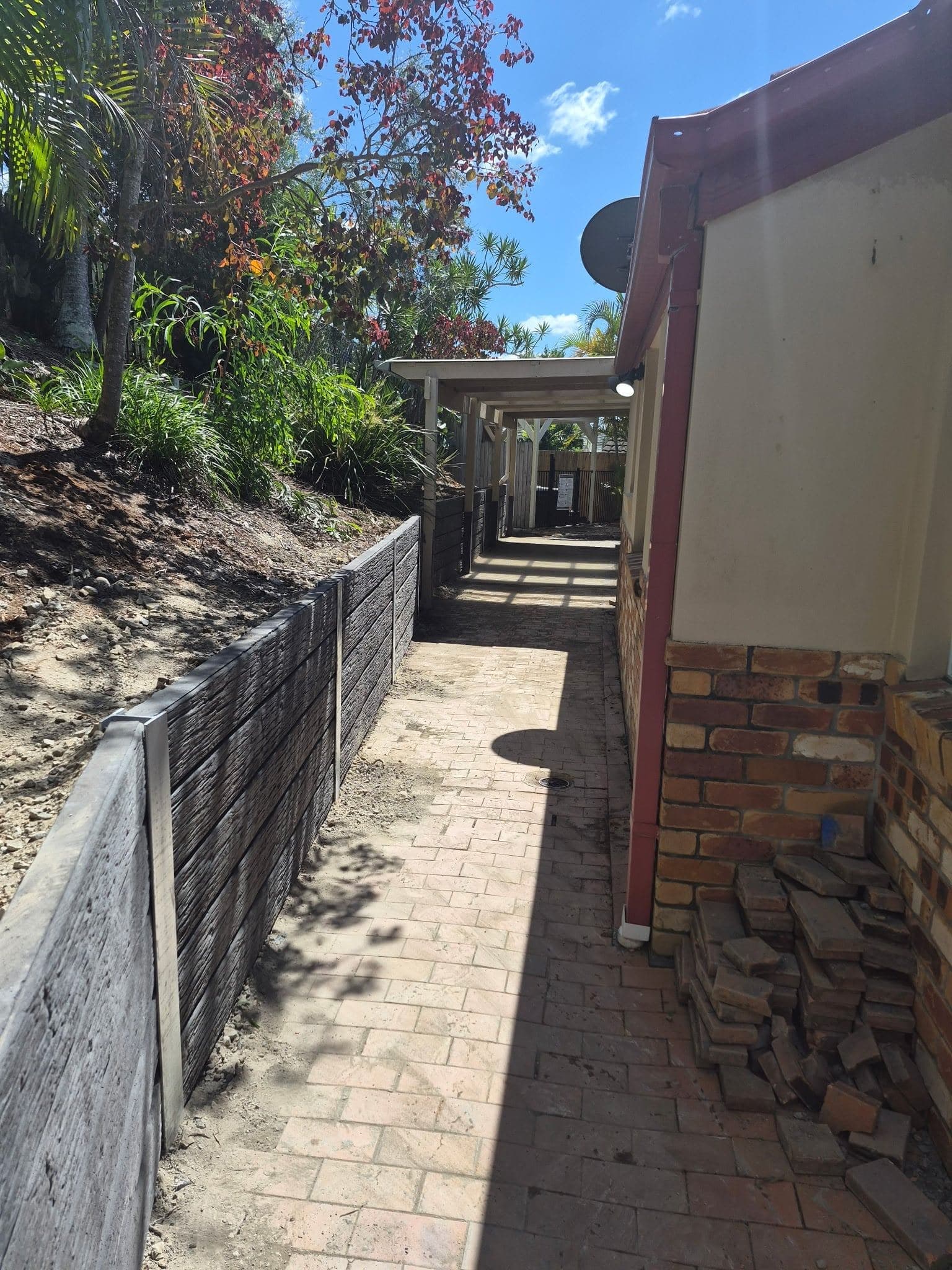 Wall built to carry a pergola, Oxenford