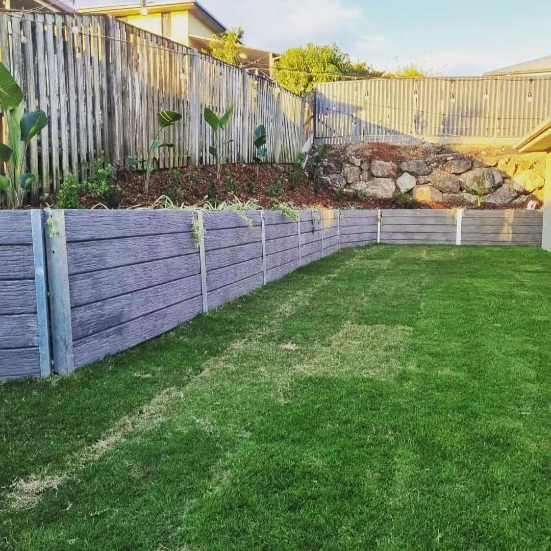 Concrete sleeper retaining wall, Pacific Pines